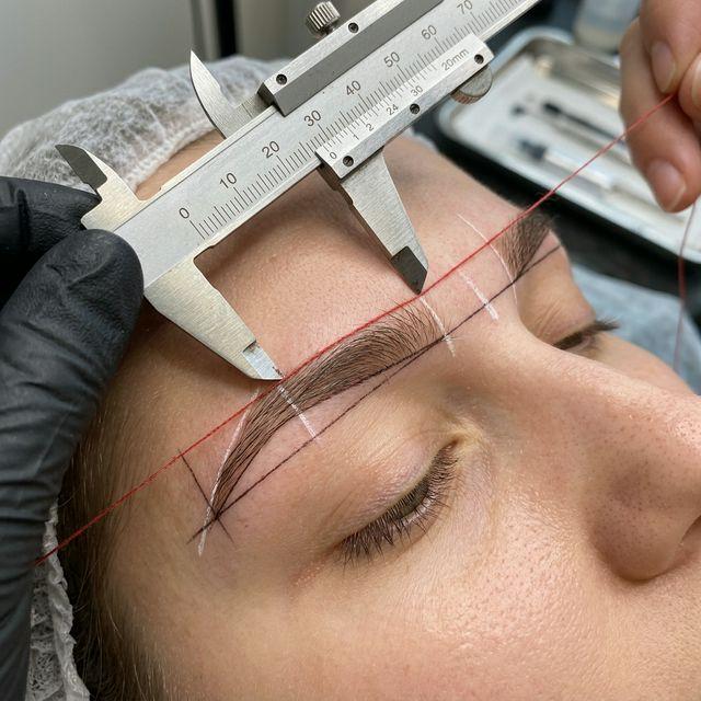 Le dessin de la forme des sourcils : la méthode chez Brow by So